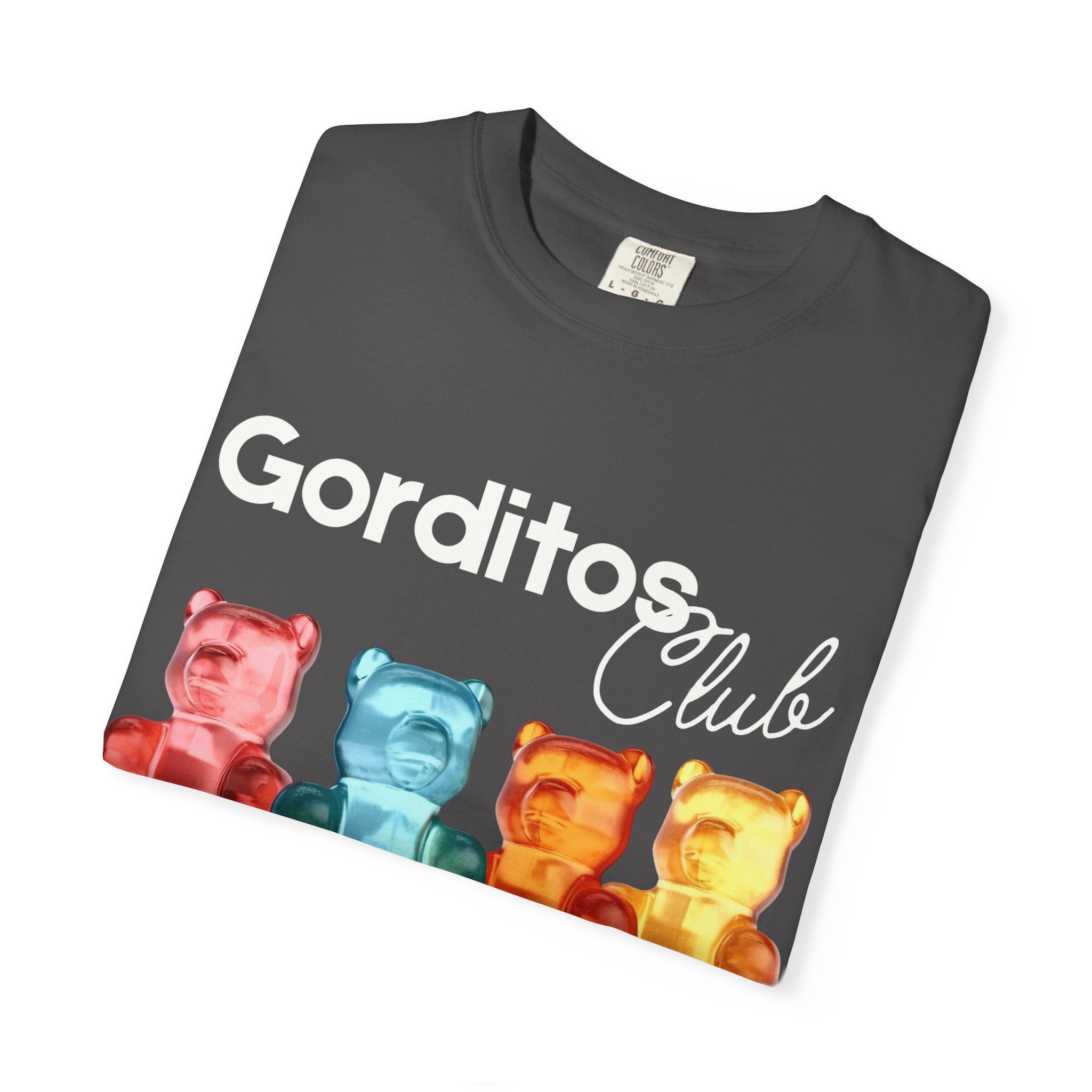 Detalle del diseño Gorditos Club ositos gummy en playera garment-dyed
